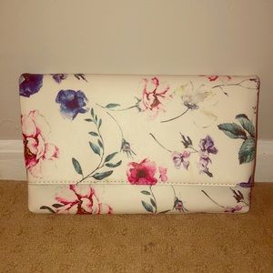 Clutch/Attachable chain for crossbody purse!